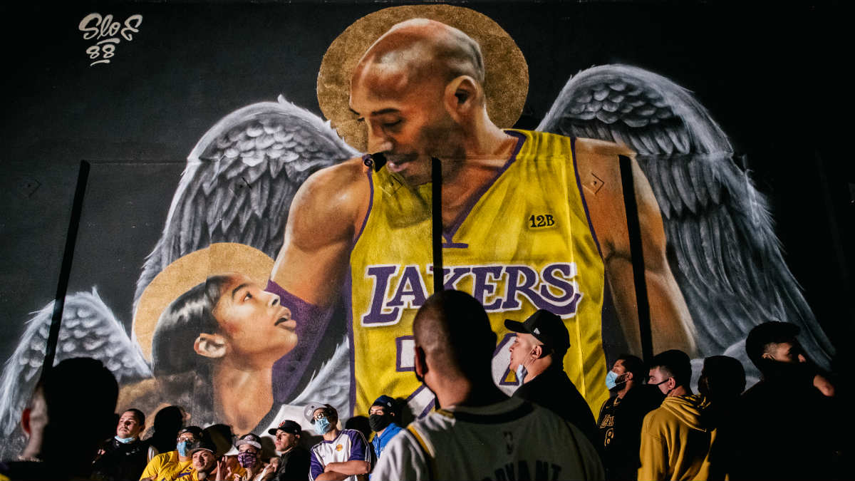 Un mural gigante representa a Kobe Bryant y a su hija Gianna como ángeles. (AFP)