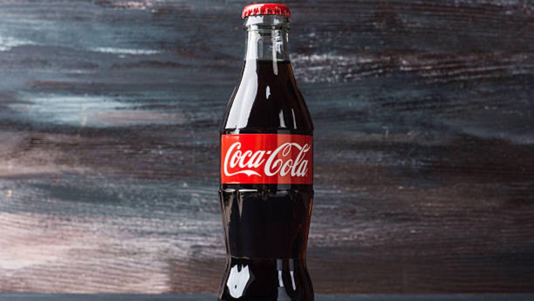 Tómate la Coca-Cola más tarde: el truco para que no se vaya el gas de tu refresco