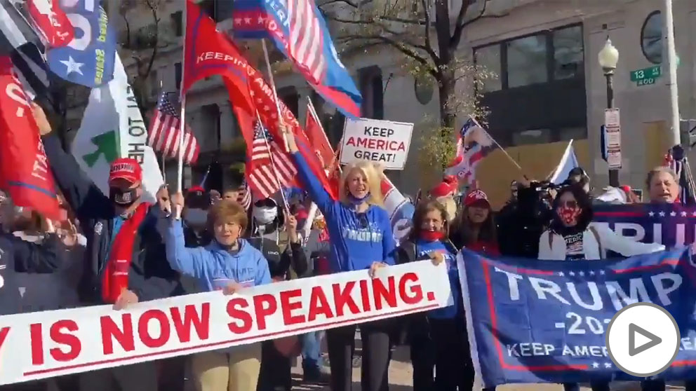 Trump aparece por sorpresa en una manifestación que reivindica su «victoria electoral» en Washington