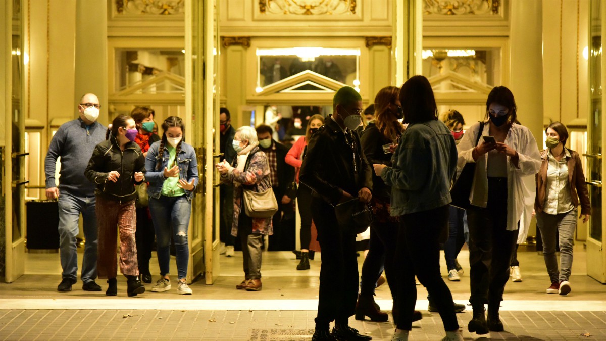 Cines y teatros de Barcelona justo antes de entrar en vigor el toque de queda en Cataluña, a 25 de octubre de 2020. – David Oller – Europa Press