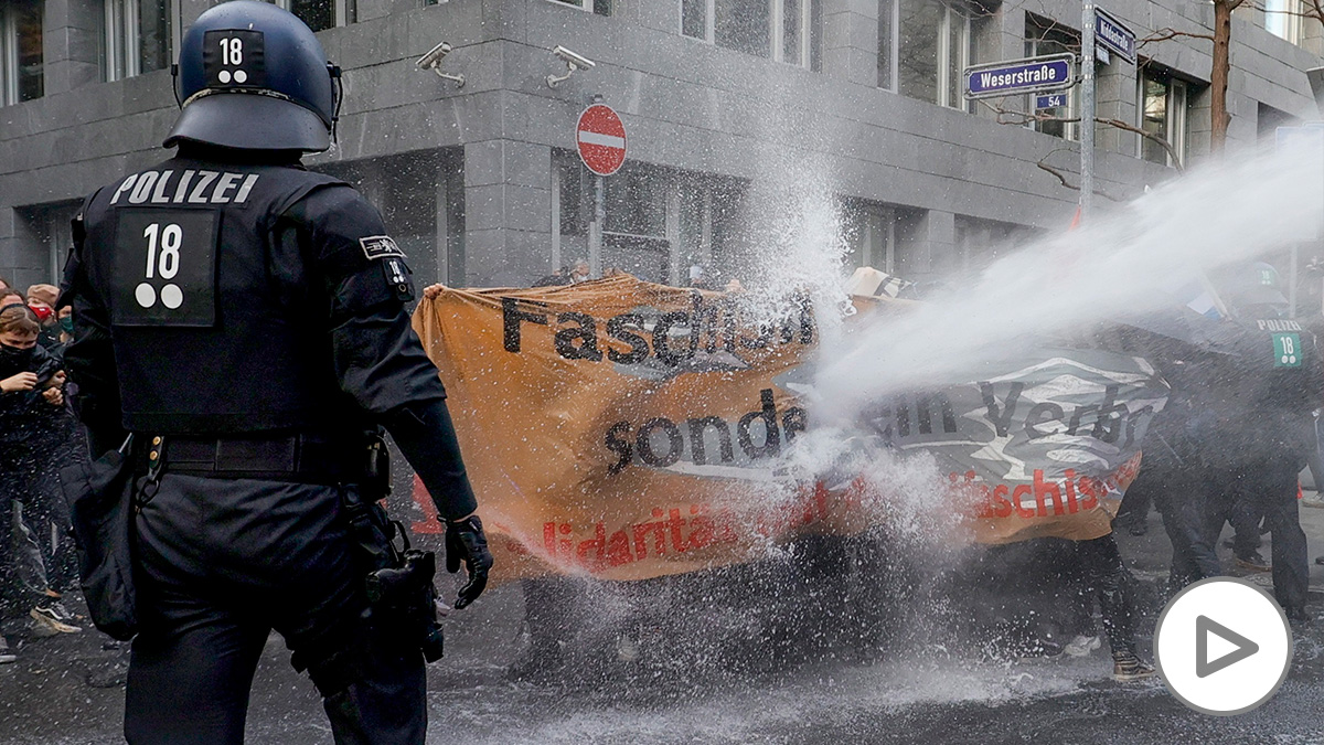 La Policía carga en Frankfurt con cañones de agua sobre los manifestantes. (Foto: Efe)