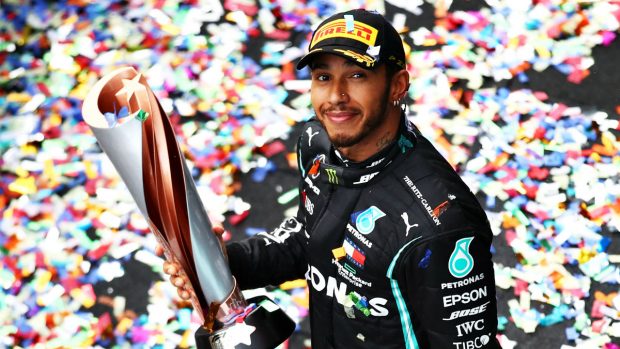 hamilton "width =" 620 "height =" 349 "srcset =" https://okdiario.com/img/2020/11/15/lewis-hamilton-ninos-620x349.jpg 620w, https://okdiario.com/ img / 2020/11/15 / lewis-hamilton-ninos-177x100.jpg 177w, https://okdiario.com/img/2020/11/15/lewis-hamilton-ninos-990x556.jpg 990w, https: // okdiario.com/img/2020/11/15/lewis-hamilton-ninos-655x368.jpg 655w, https://okdiario.com/img/2020/11/15/lewis-hamilton-ninos-487x274.jpg 487w, https://okdiario.com/img/2020/11/15/lewis-hamilton-ninos-320x180.jpg 320w, https://okdiario.com/img/2020/11/15/lewis-hamilton-ninos-235x132 .jpg 235w, https://okdiario.com/img/2020/11/15/lewis-hamilton-ninos.jpg 1200w "tailles =" (largeur max: 709px) 85vw, (largeur max: 909px) 67vw, (largeur maximale: 984px) 61vw, (largeur maximale: 1362px) 45vw, 600px "/>
 
<figcaption id=