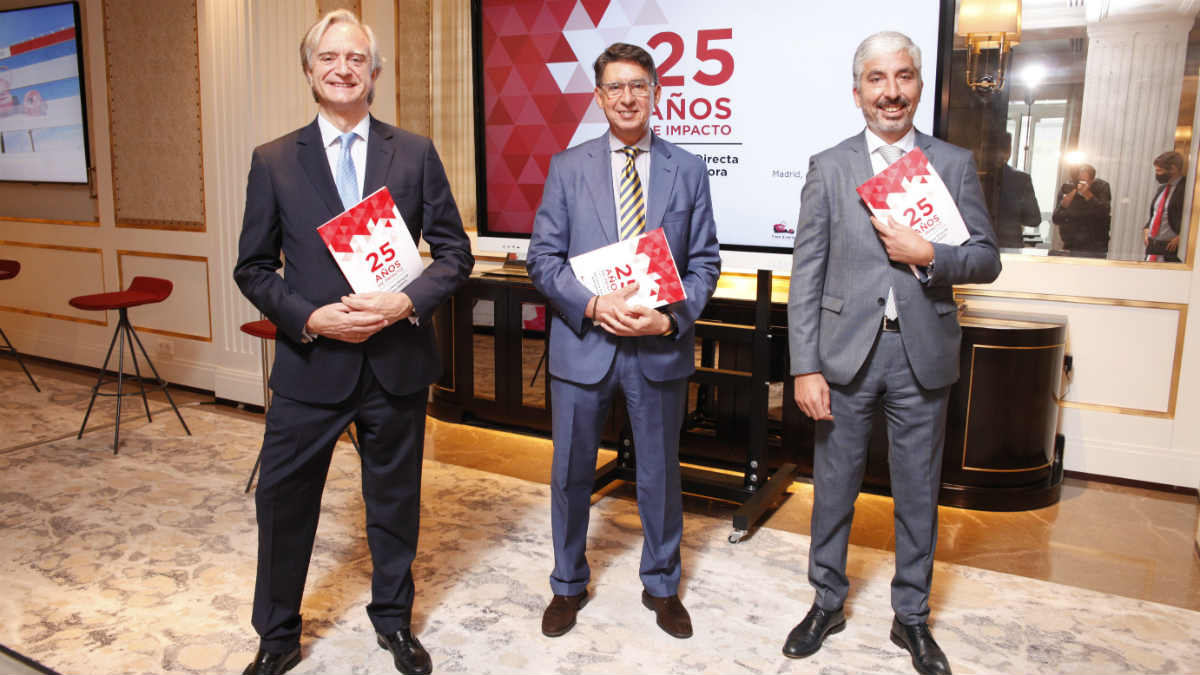 De izq a dcha: Francisco Valencia (Director de Comunicación de Línea Directa), Miguel Ángel Merino (Consejero Delegado) y Carlos Rodríguez (Director Financiero)