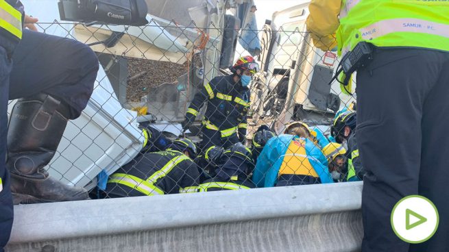 Los Bomberos salvan a un conductor atrapado debajo de un camión en la A3