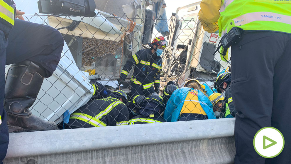 Los Bomberos rescatan a un hombre atrapado bajo un camión en la A3.