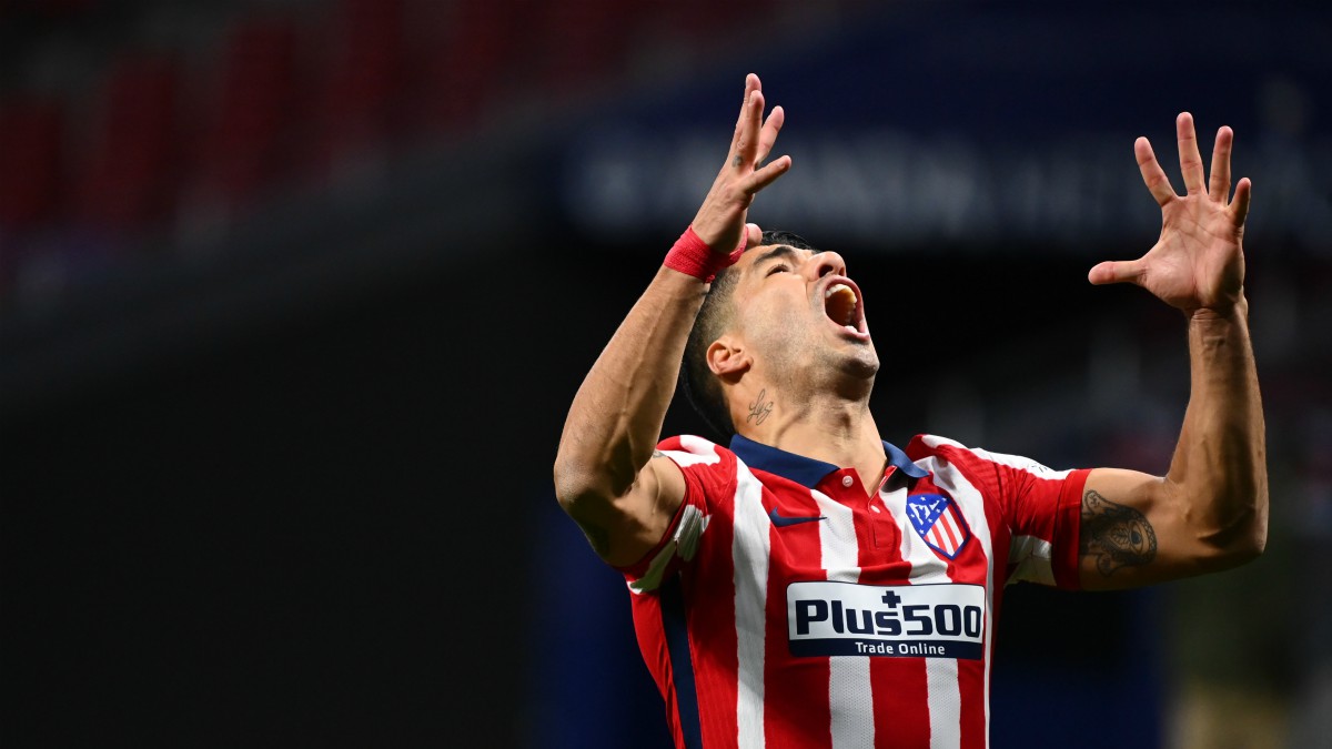 Luis Suárez se lamenta durante un partido. (AFP)