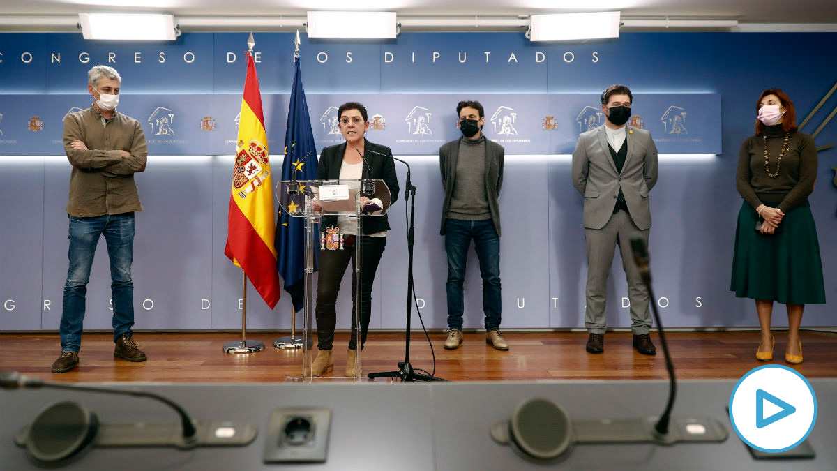 La portavoz de Bildu, Mertxe Aizpurua, acompañada por Podemos y ERC en el anuncio de la enmienda. (Imagen: Pool / EFE)