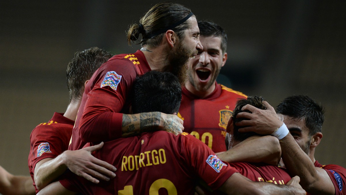 España celebra un gol. (AFP)