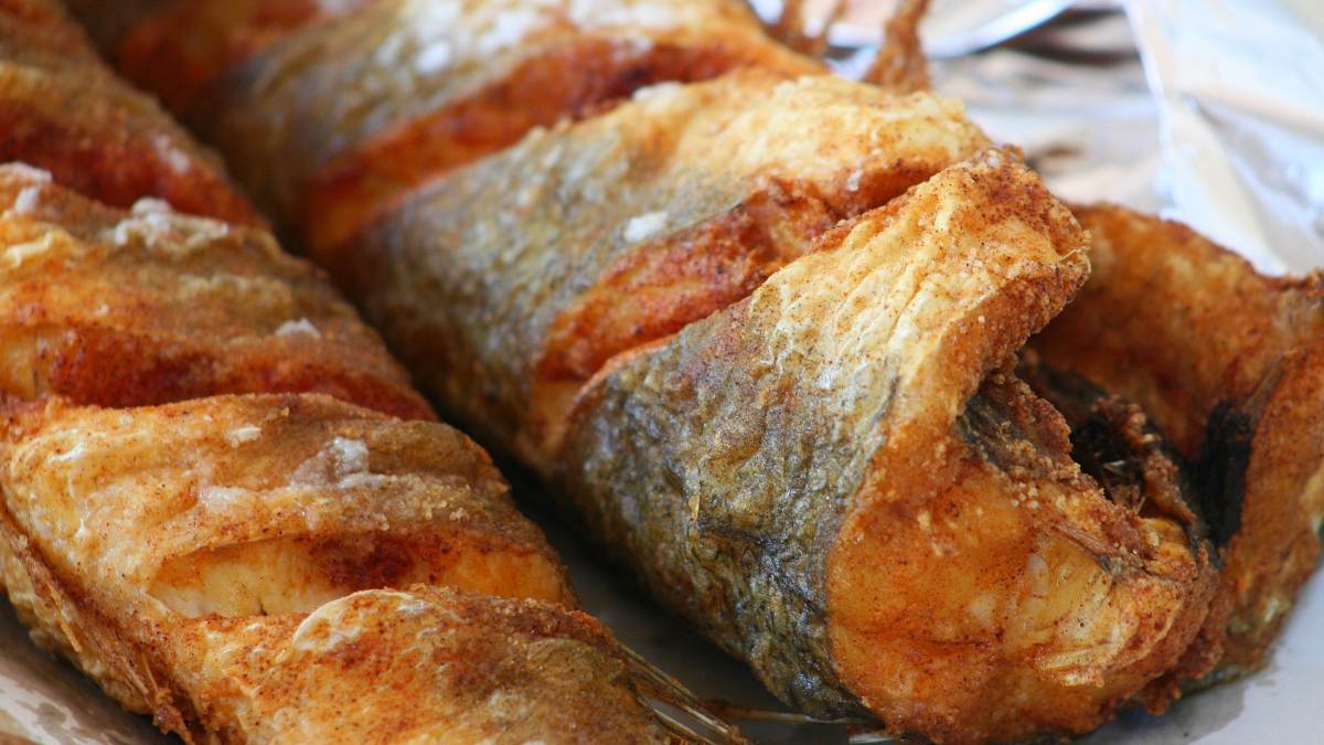 Receta de merluza frita con toques de coco