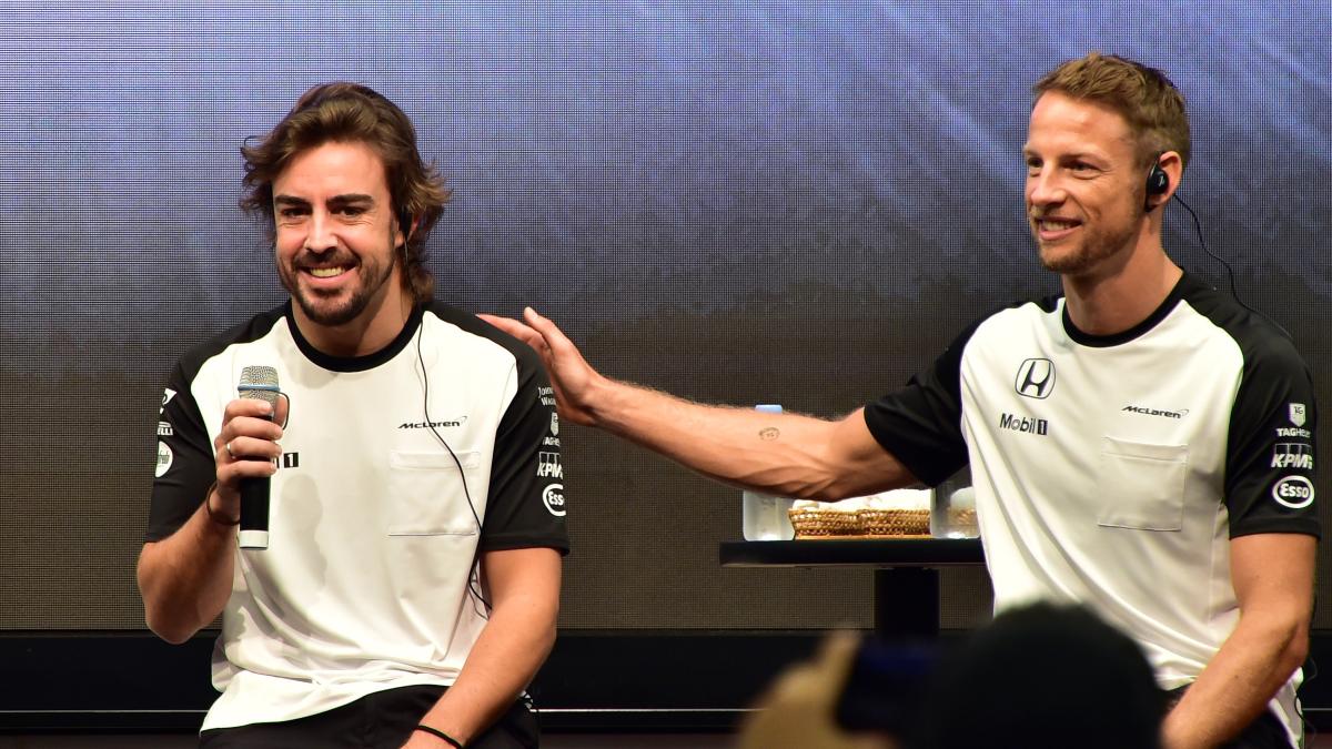 Fernando Alonso y Jenson Button durante su etapa como compañeros de equipo en McLaren. (AFP)