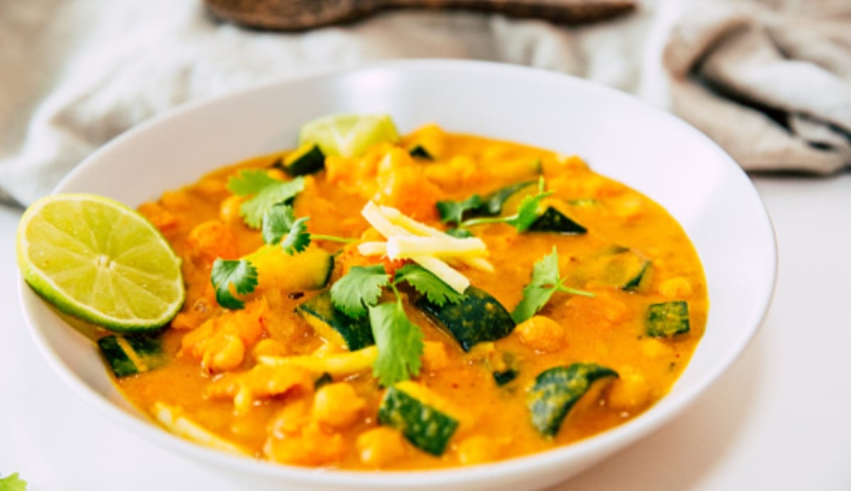 Curry de okra, receta vegetariana paso a paso