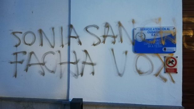Las Gabias (Granada) amanece con pintadas amenazantes e insultos a Vox y a la Policía: «Vuestros muertos»