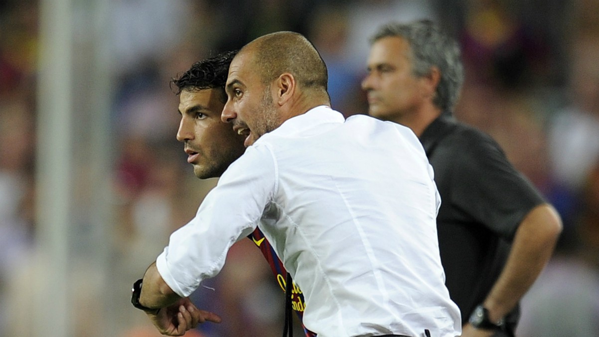 Guardiola da instrucciones a Fábregas durante su época en el Barcelona. (AFP)