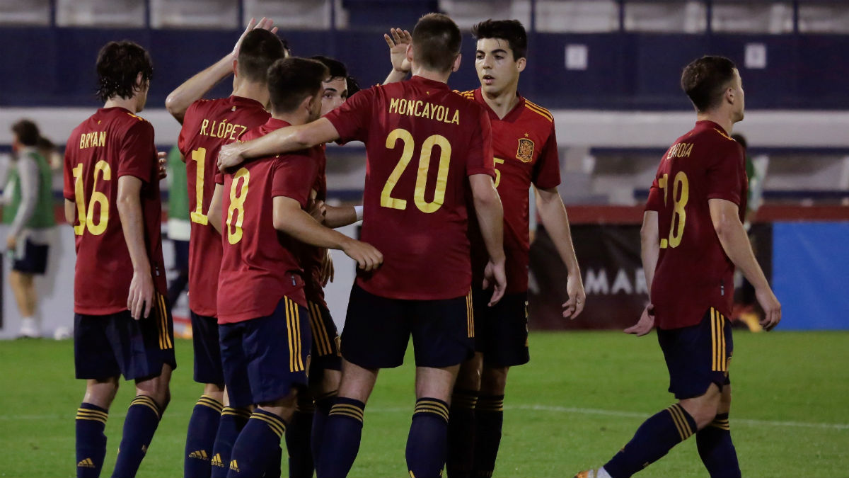 Los jugadores españoles celebran uno de los tantos. (EFE)