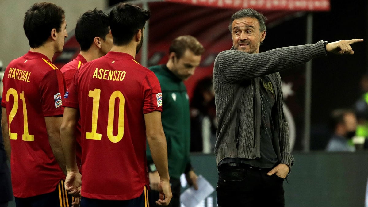 Luis Enrique da instrucciones a sus jugadores en el España-Alemania. (EFE)