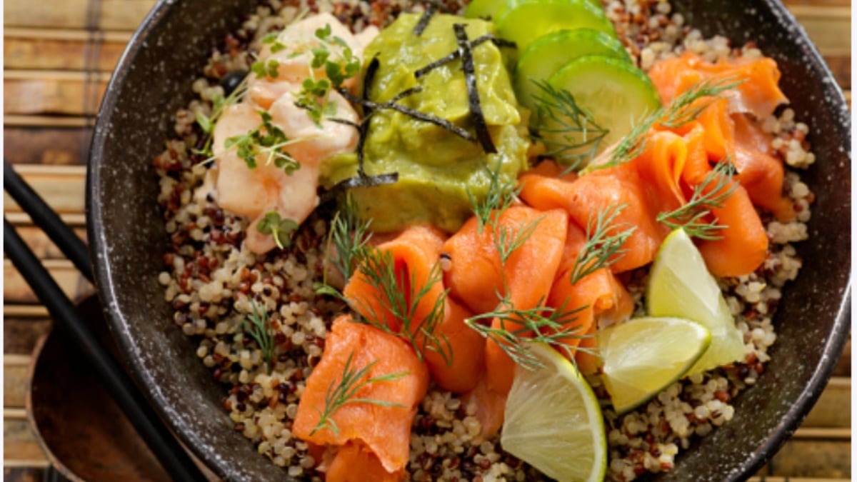 quinoa con salmón con aguacate