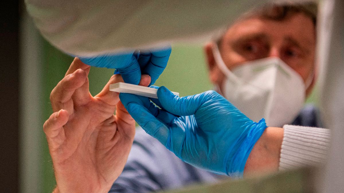 Un sanitario extrae una muestra de sangre en la cuarta fase del ENE-COVID. Foto: EFE