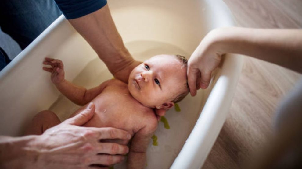 Descubre como garantizar la seguridad a la hora de bañar al bebé