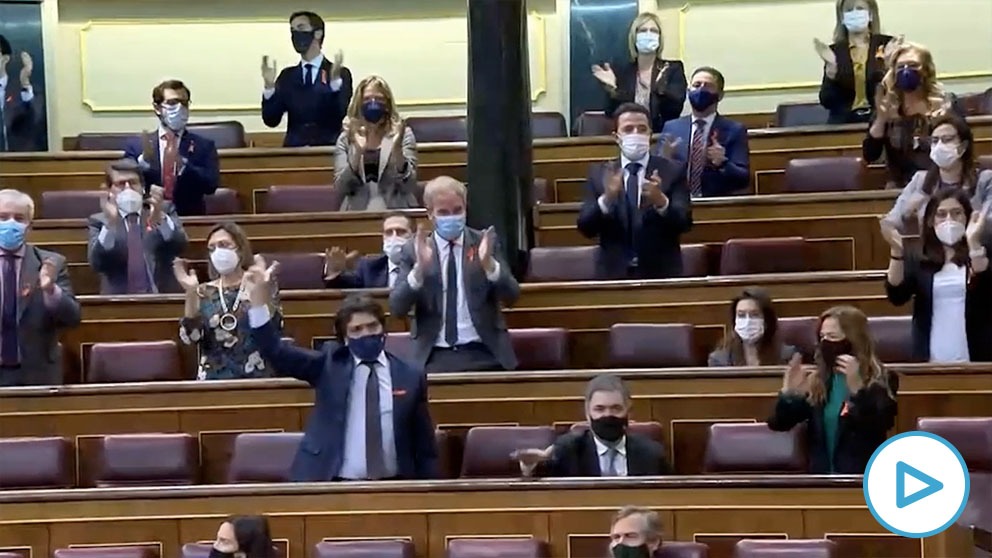 Diputados de la oposición gritando «libertad» contra la ‘Ley Celaá’ en el Pleno del Congreso.
