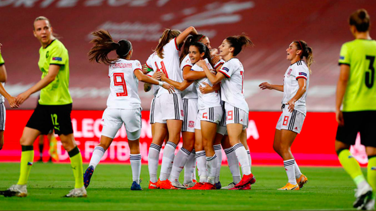 España celebra un tanto. (@SeFutbolFem)