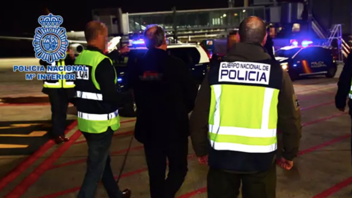 La Policía Nacional custodia a Carlos García Juliá en su entrega en extradición a España. Foto: EP