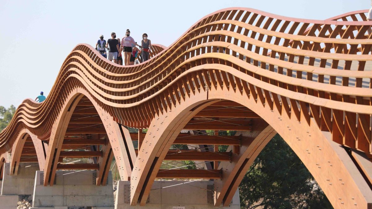 La pasarela de madera construida en Málaga. (Foto: Media Madera Consultores)