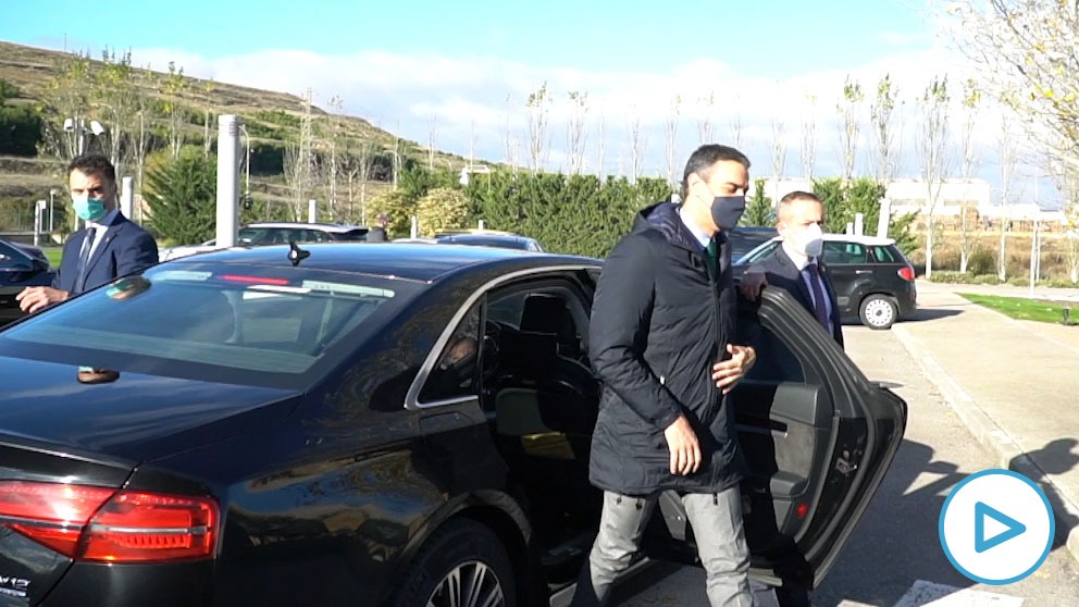 El presidente del Gobierno, Pedro Sánchez, bajándose de su coche oficial este viernes en un polígono de Agoncillo (La Rioja).