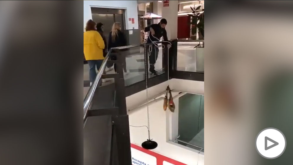 YouTube: Roban dos jamones y un televisor en un supermercado de Guadalajara usando una cuerda.
