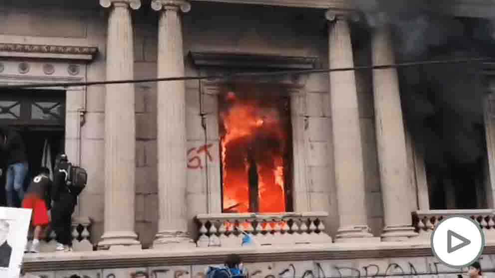 Decenas de manifestantes pegan fuego al Congreso de Guatemala.