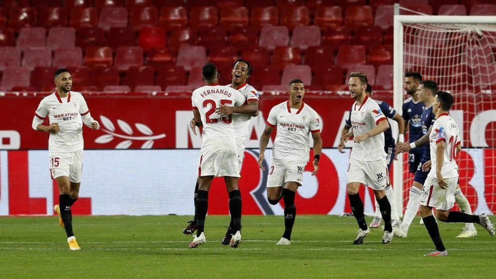 Los jugadores del Sevilla celebran el gol de Koundé. (EFE)