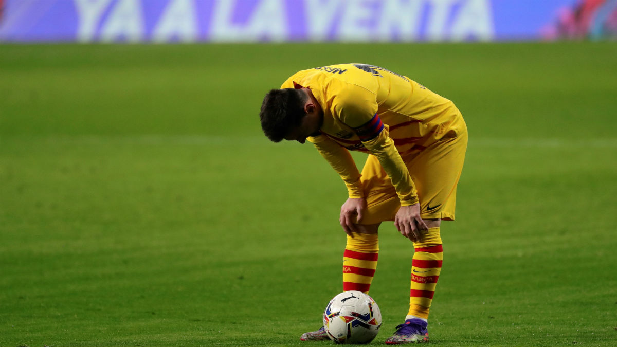 Messi, agotado durante el partido contra el Atlético. (EFE)