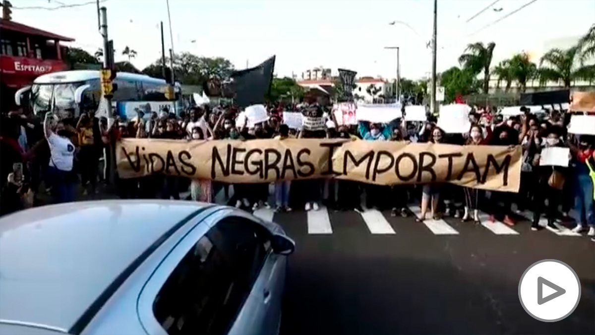 Ola de protestas en Brasil tras el asesinato de un hombre negro por dos guardias de seguridad.