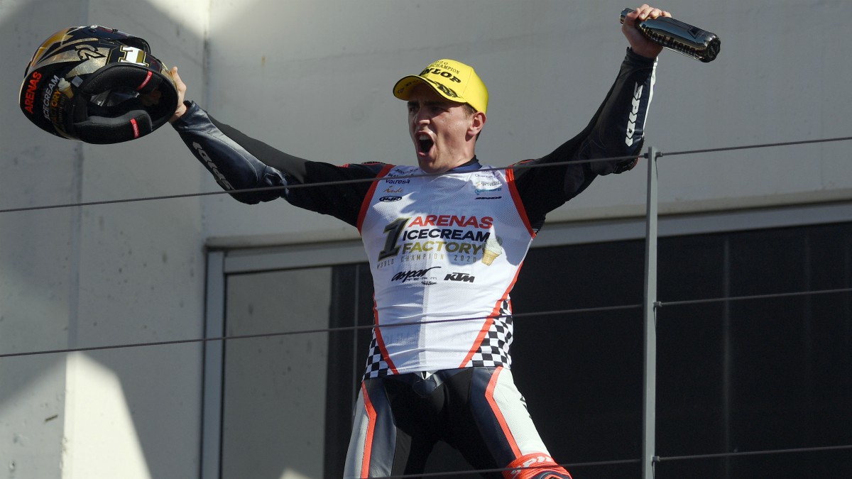 Albert Arenas celebra el título en Portimao. (AFP)