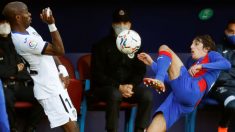 Bryan Gil disputa un balón con Nyom en el Eibar-Getafe. (EFE)
