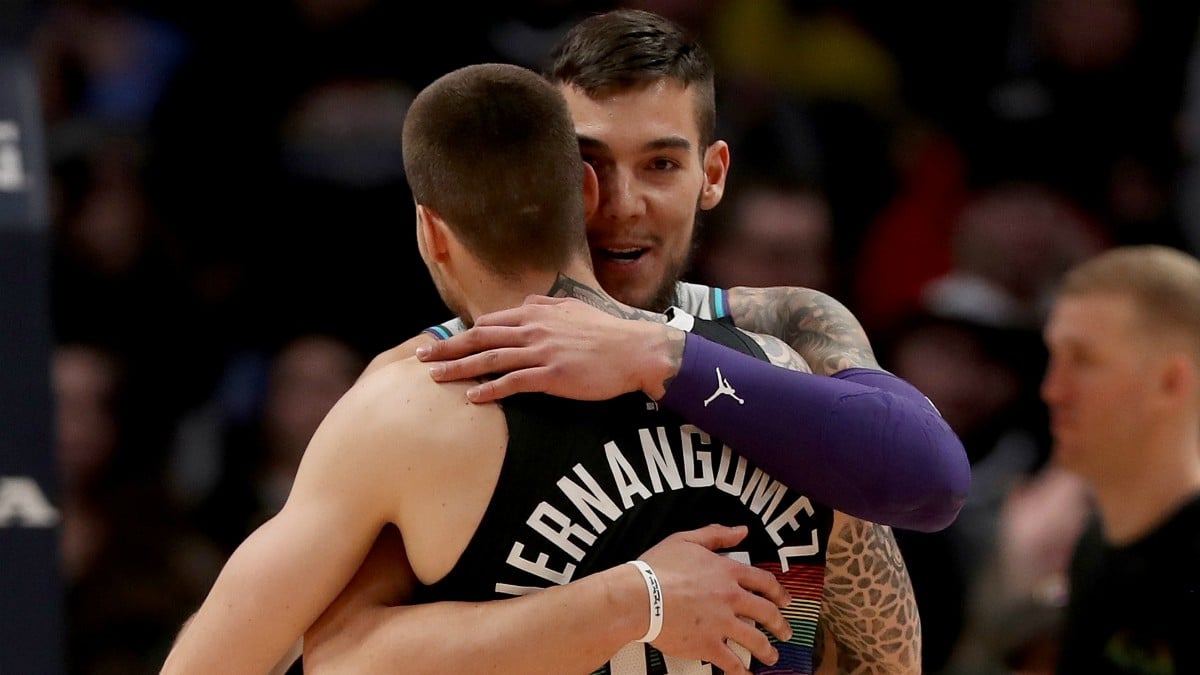 Los hermanos Hernangómez se abrazan durante un partido de la NBA. (Getty)