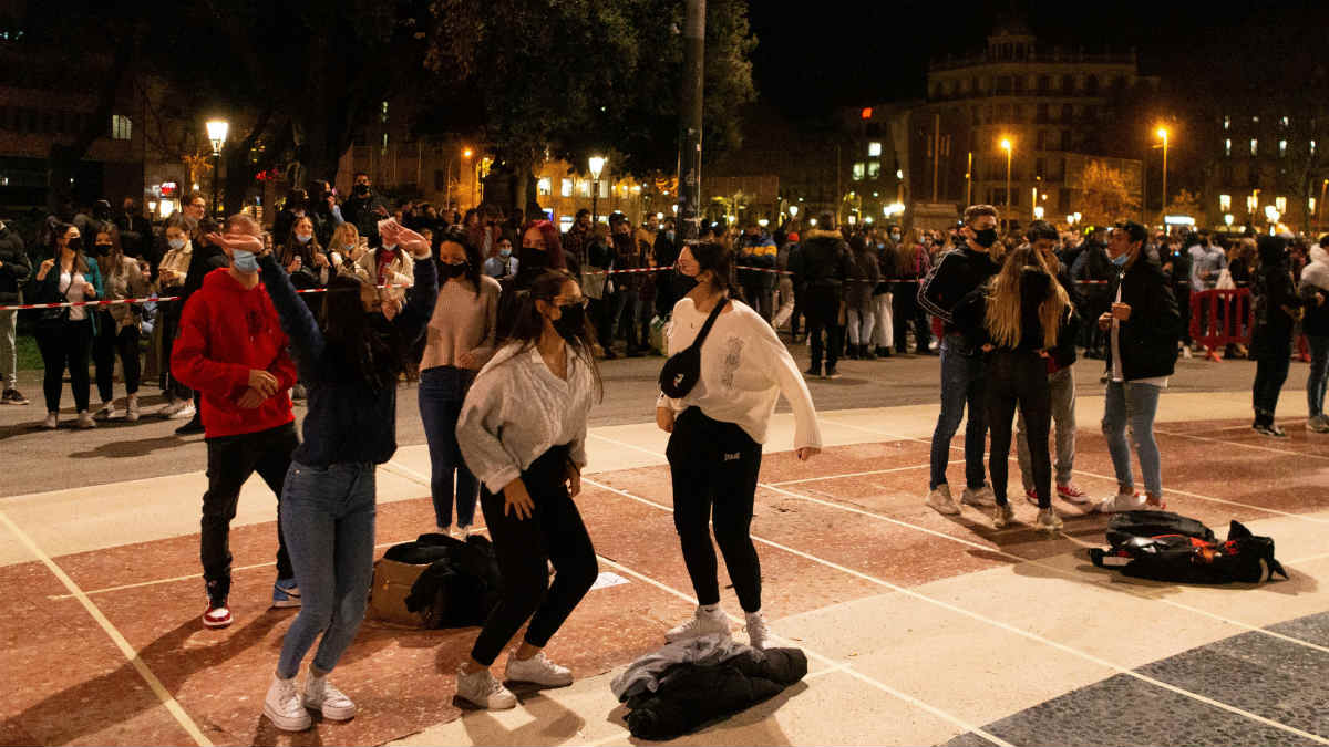 Fiesta este sábado por la noche en la Plaza Cataluña en Barcelona