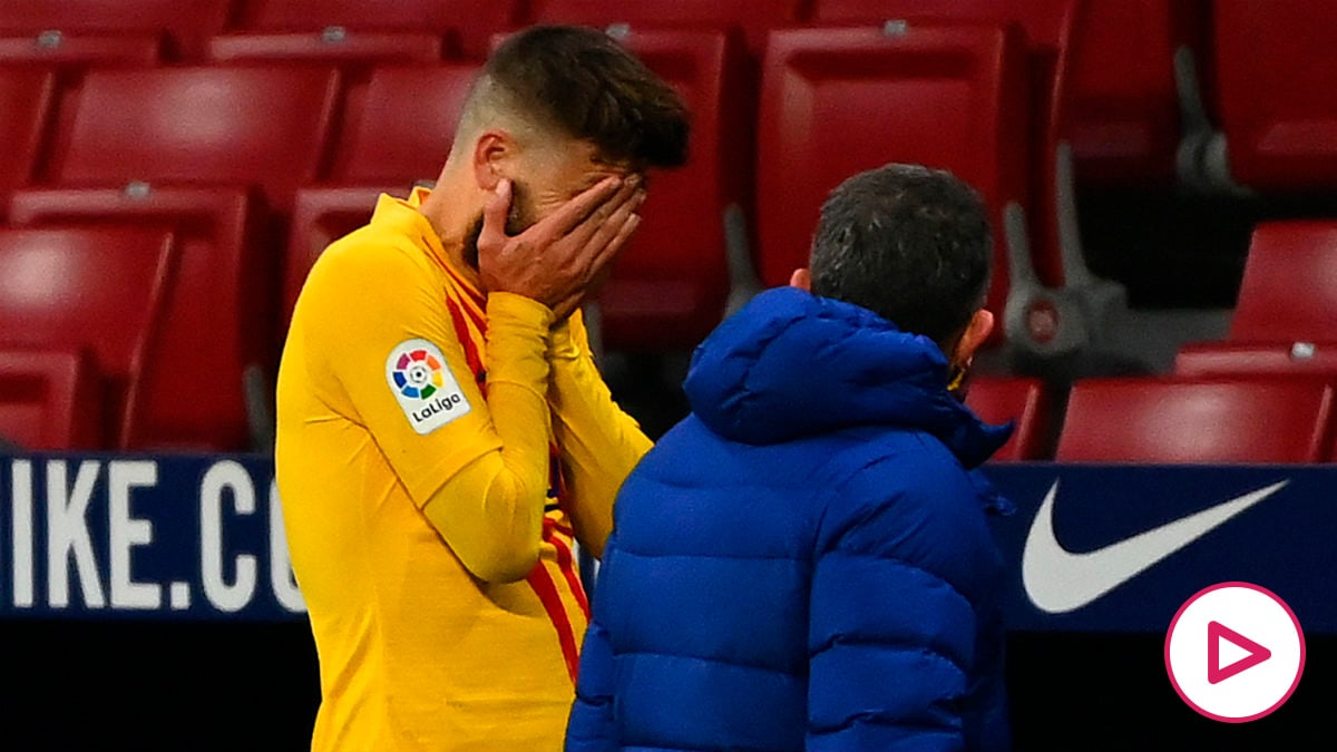 Piqué se lleva las manos a la cara tras lesionarse. (AFP).