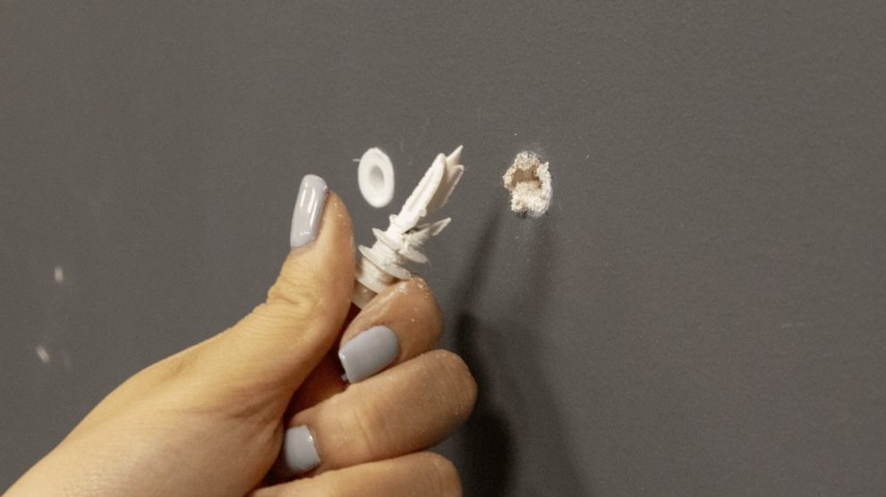 El truco para tapar los agujeros de la pared sin masilla ni albañilería