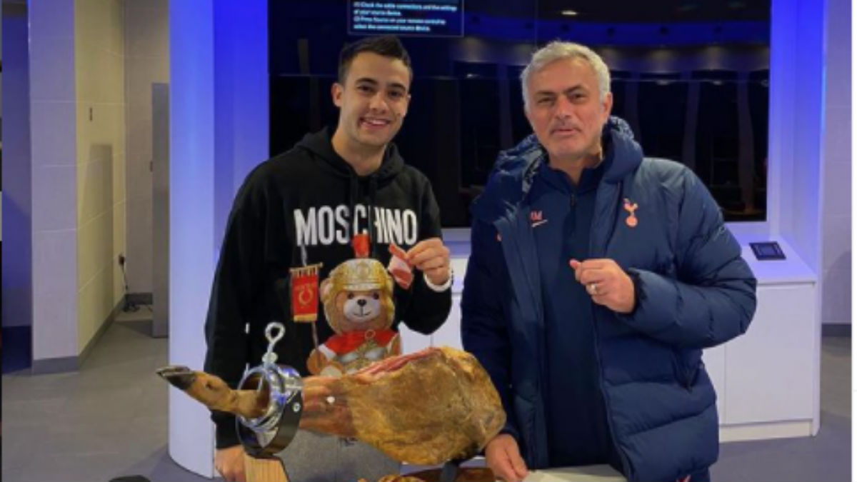 José Mourinho le regala a Reguilón un jamón tras la victoria ante el Manchester City. (@josemourinho)