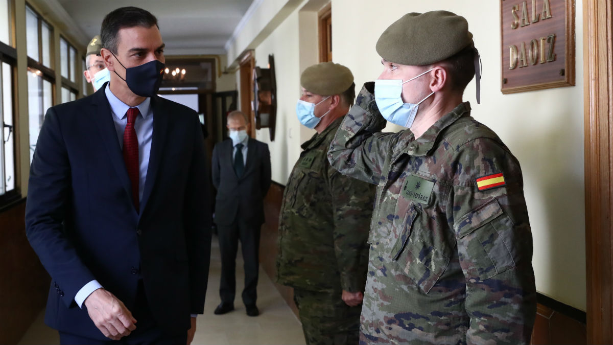 Pedro Sánchez en una reciente visita a la Unidad Militar de Vigilancia Epidemiológica. (Foto: Pool/EP)