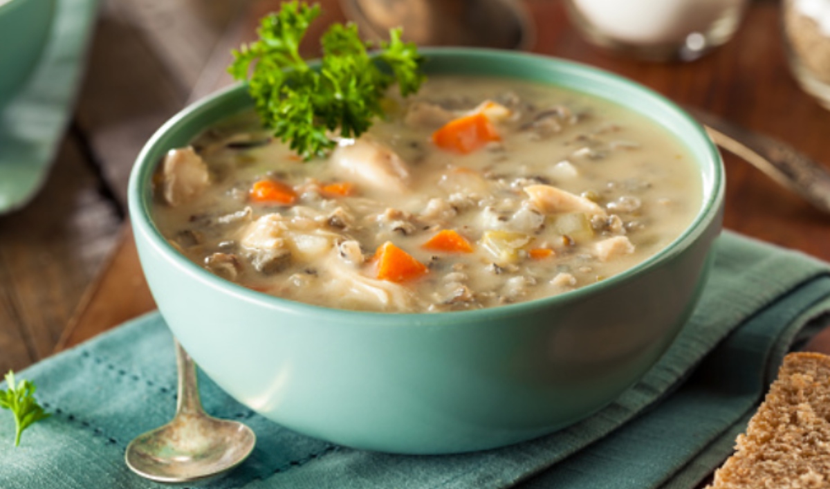 Sopa de pollo con arroz: receta ideal para una dieta blanda