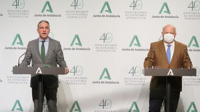El consejero de Presidencia, Elías Bendodo, y el de Salud, Jesús Aguirre, de la Junta de Andalucía.