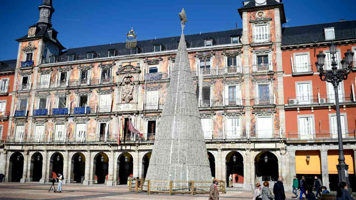 El árbol de Navidad adorna la Plaza Mayor, en Madrid. Foto: EP