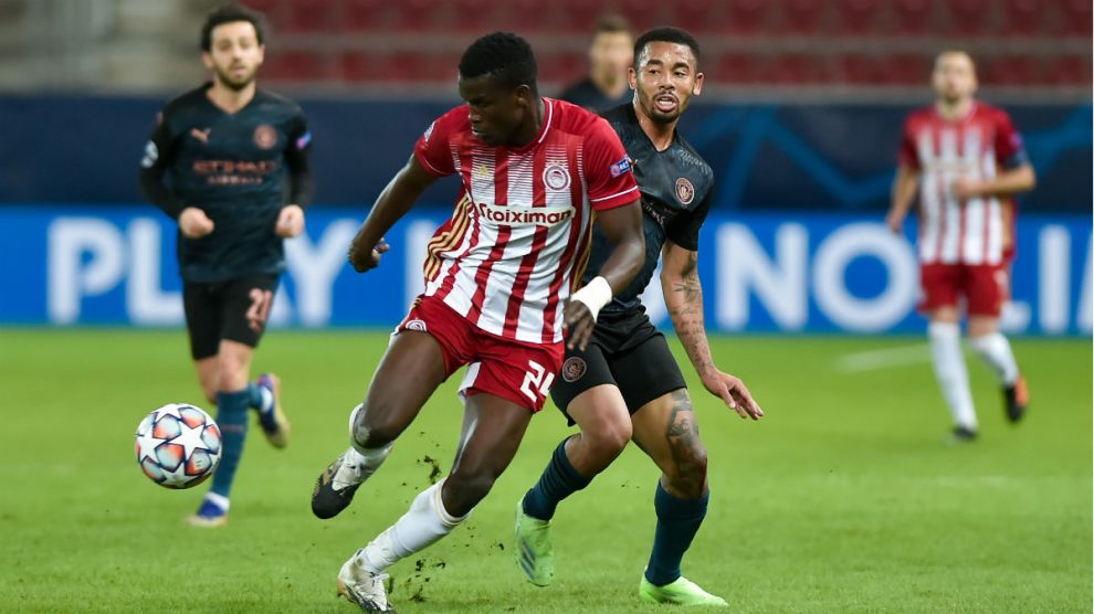 Gabriel Jesús disputa un balón contra el Olympiacos. (Getty)