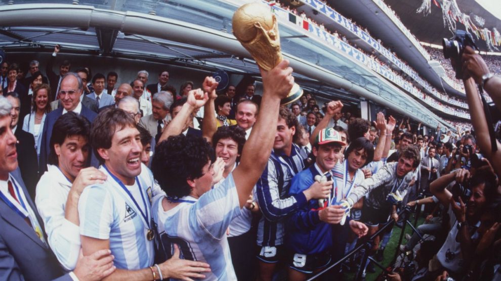 Maradona levanta la Copa del Mundo en el Estadio Azteca. (Getty)