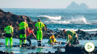 Efectivos de los servicios de emergencia rescatando a los inmigrantes. Foto: EP