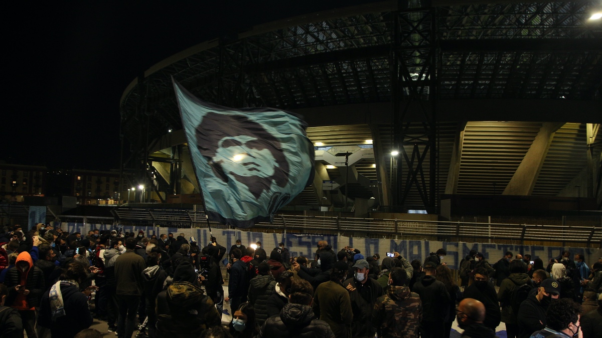 Aficionados del Nápoles homenajean a las puertas del Estadio San Paolo a Diego Armando Maradona. (AFP)