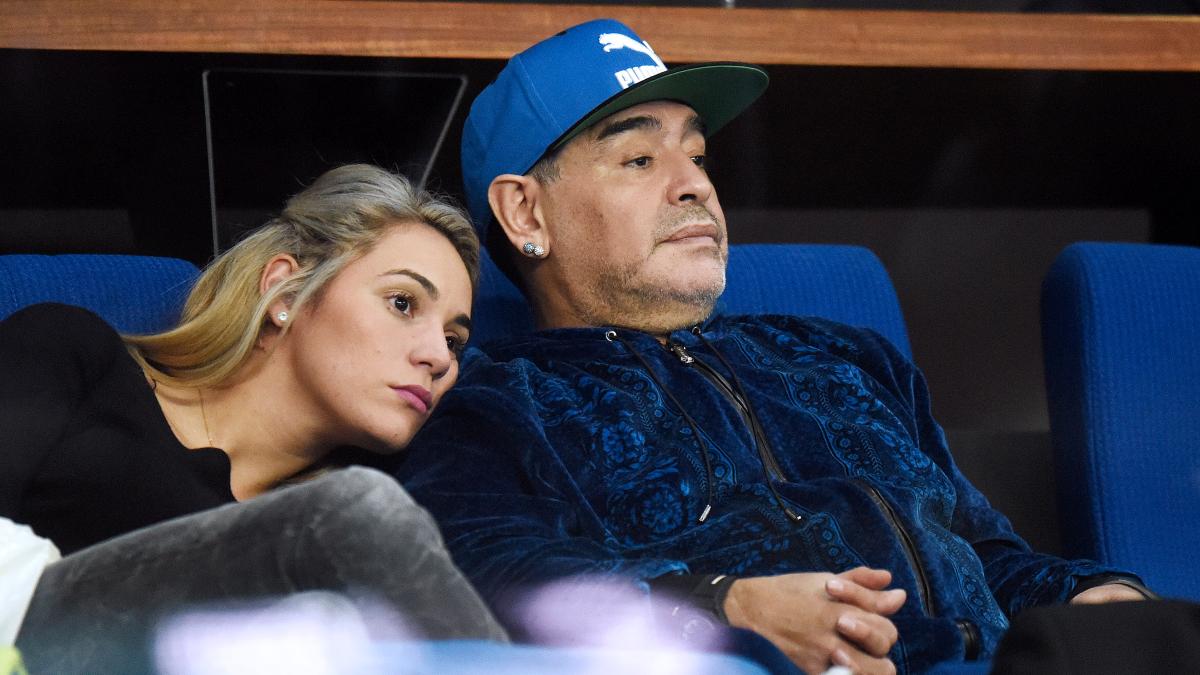 Rocío Oliva y Diego Armando Maradona en un partido de la Copa Davis. (AFP)