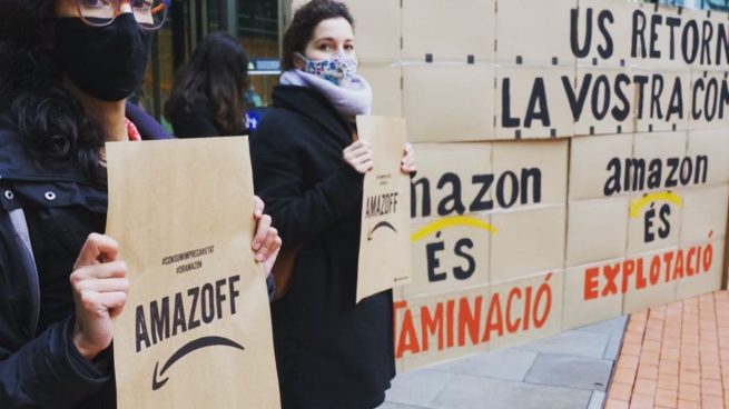 Activistas de Climacció protestan contra Amazon en Barcelona