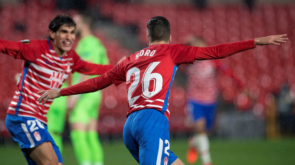 Vallejo y Soro celebran un gol del Granada. (AFP)